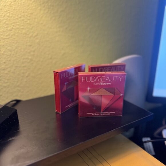 HUDA BEAUTY-Ruby Obsessions Eyeshadow Pallette - Picture 4 of 4